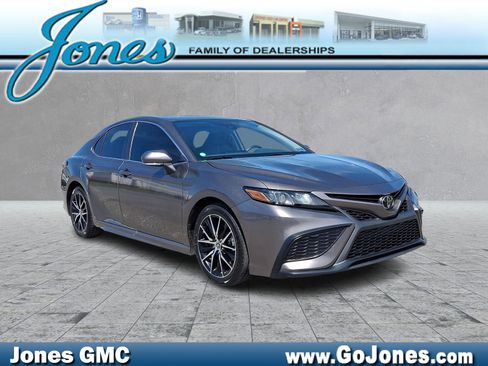 Used 2024 Toyota Camry SE FWD image 1