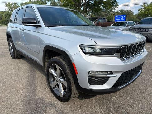 Used 2022 Jeep Grand Cherokee Limited AWD/4WD image 3