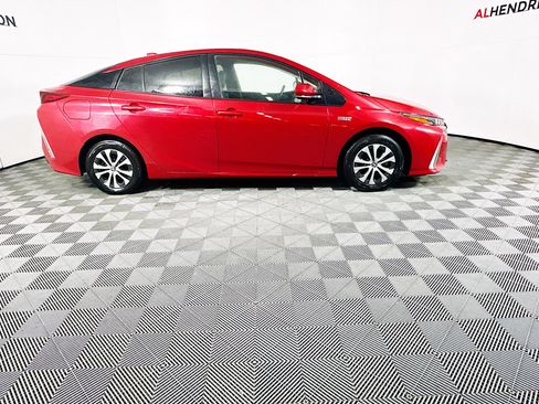 Used 2021 Toyota Prius Prime XLE image 2