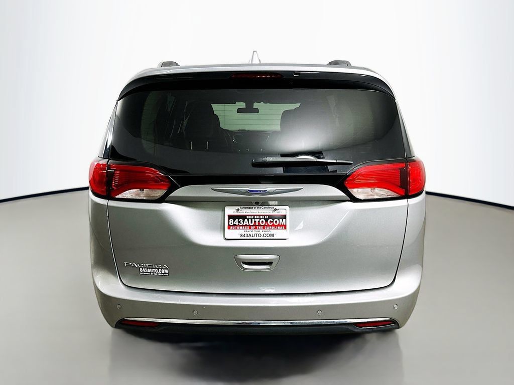 Used 2018 Chrysler Pacifica Touring-L w/ Premium Audio Group FWD image 6