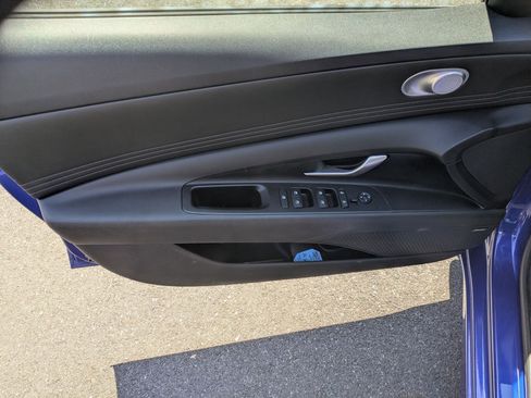 Certified 2021 Hyundai Elantra Limited FWD image 9