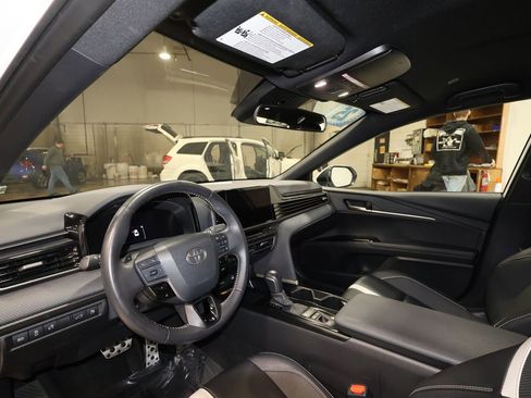 Used 2025 Toyota Camry SE image 9