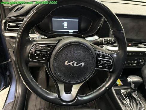 Used 2022 Kia Niro Touring Special Edition image 4