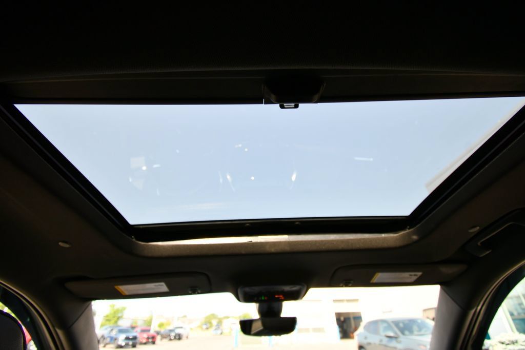 Used 2024 Chevrolet Traverse RS AWD/4WD image 17