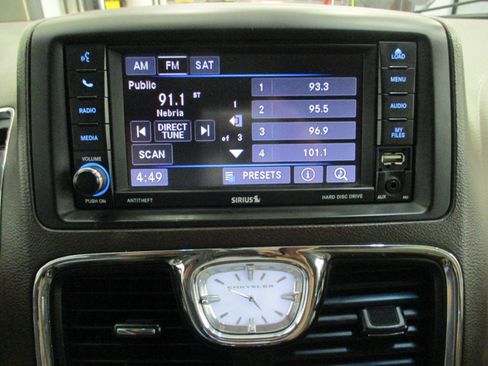 Used 2014 Chrysler Town & Country Touring image 22