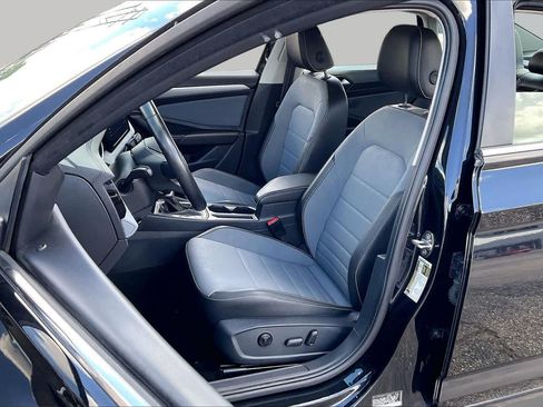 Used 2025 Volkswagen Jetta SE FWD image 8