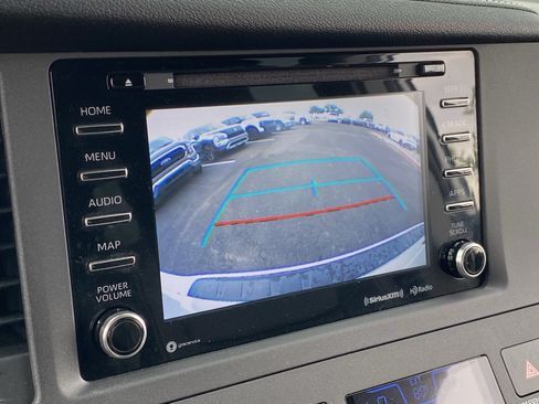 Used 2020 Toyota Sienna SE w/ Nightshade Edition FWD image 24