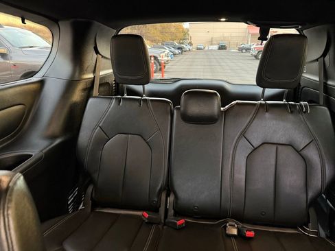 Used 2020 Chrysler Pacifica Touring-L w/ Advanced Safetytec Group image 29