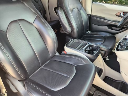 Used 2021 Chrysler Voyager Lxi image 10