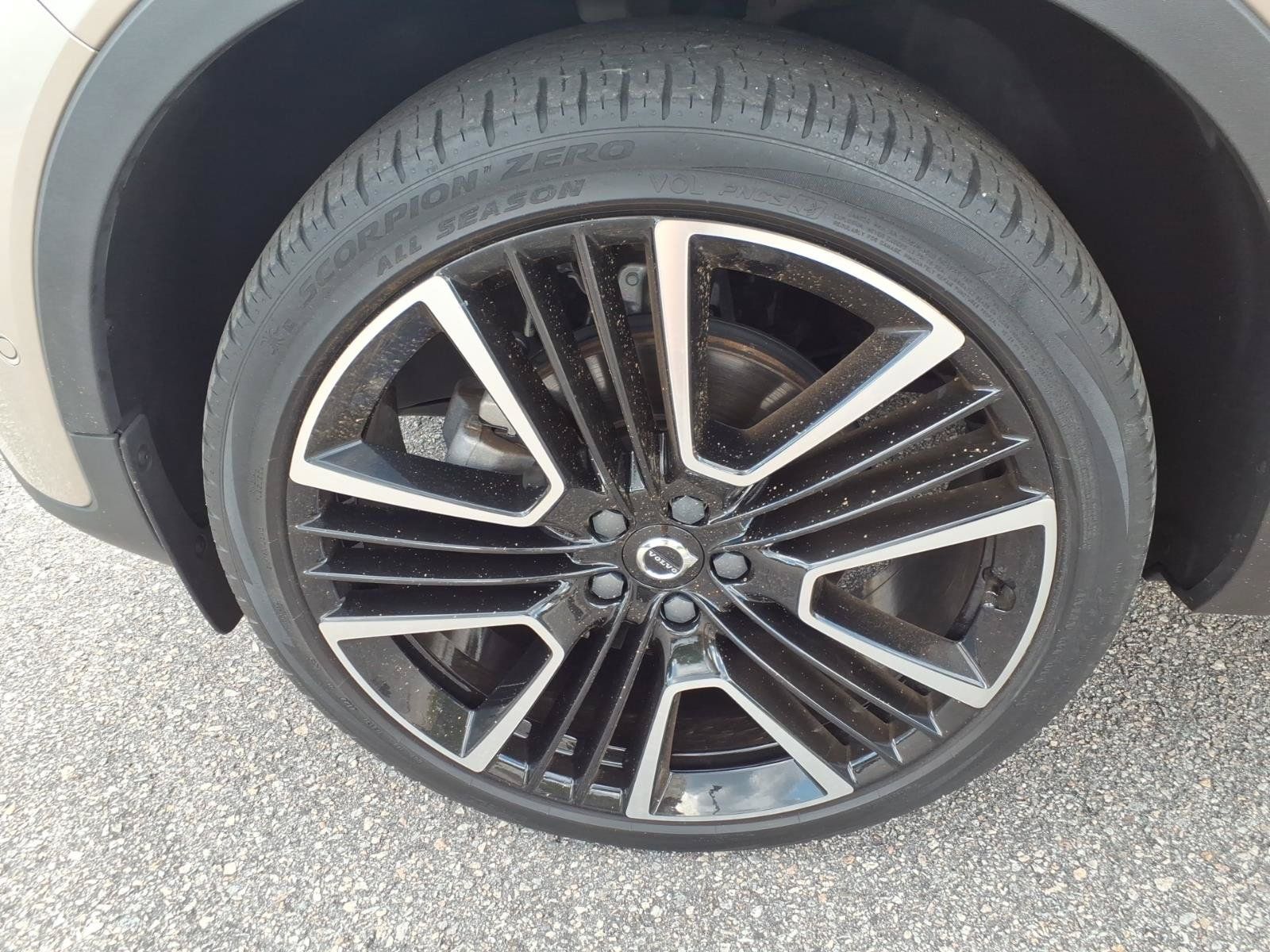 Certified 2024 Volvo XC40 B5 Ultimate w/ Protection Package Premier AWD/4WD image 11