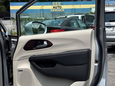 Used 2017 Chrysler Pacifica Limited FWD image 22