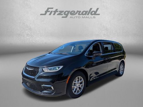 Used 2024 Chrysler Pacifica Touring-L FWD image 3