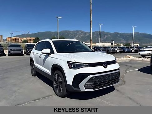 Used 2025 Volkswagen Taos SE w/ Panoramic Sunroof Package AWD/4WD image 2