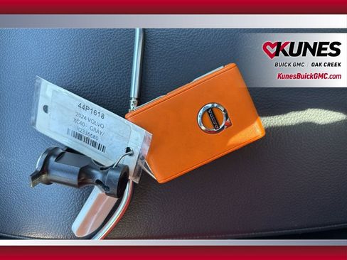 Used 2024 Volvo XC40 B5 Core image 24