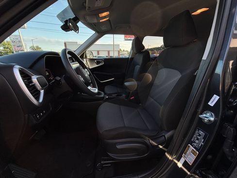 Used 2025 Kia Soul LX w/ LX Technology Package FWD image 20