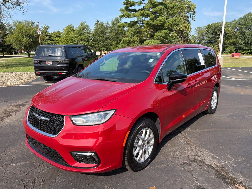 Certified 2025 Chrysler Pacifica Select FWD image 2