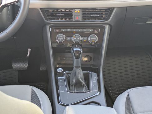 Used 2024 Volkswagen Taos SE w/ MDO Package image 19