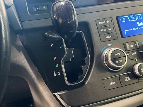Used 2015 Toyota Sienna XLE Premium AWD/4WD image 24