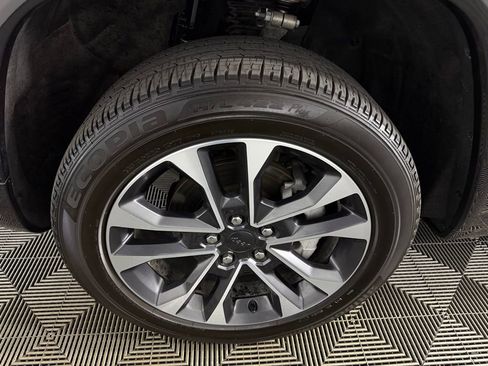 Certified 2024 Jeep Grand Cherokee Overland AWD/4WD image 11