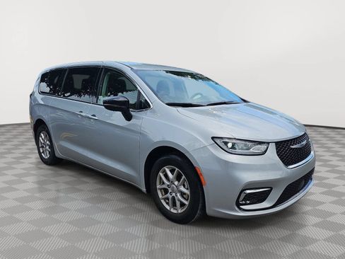 Used 2024 Chrysler Pacifica Touring-L FWD image 2