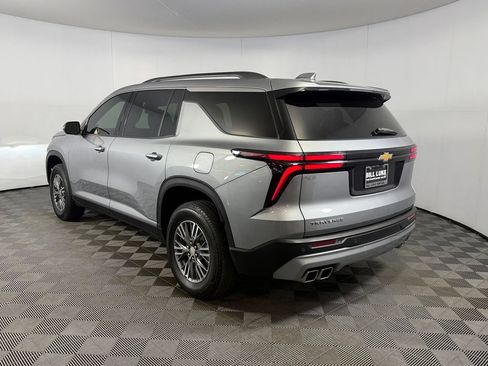 Used 2025 Chevrolet Traverse LT FWD image 9