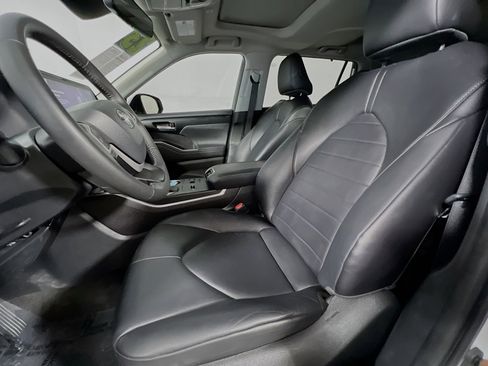 Used 2023 Toyota Highlander XLE FWD image 15