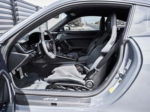 Used 2025 Porsche 911 GT3 RWD image 32