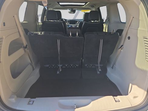 Used 2023 Chrysler Pacifica Limited FWD image 32