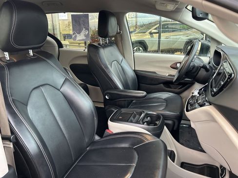 Used 2020 Chrysler Voyager Lxi image 11