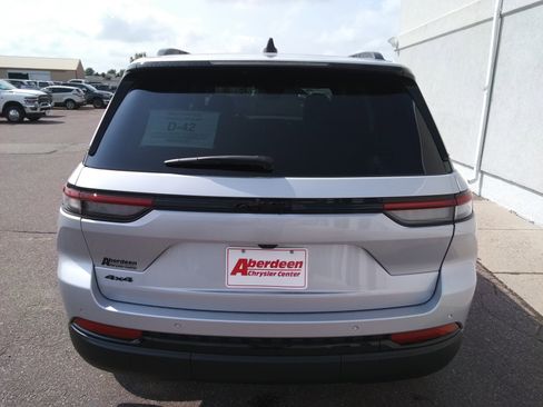 New 2025 Jeep Grand Cherokee Altitude AWD/4WD image 6