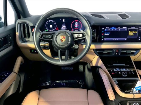 Used 2025 Porsche Cayenne image 13