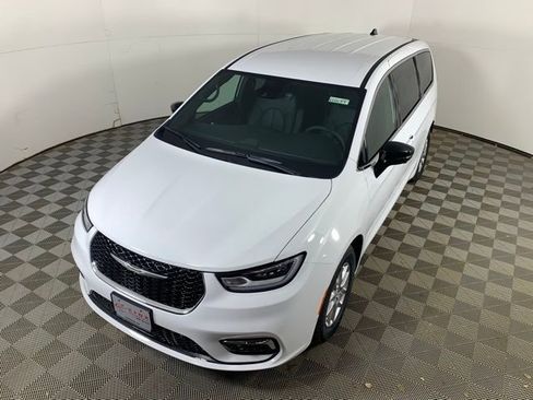 New 2026 Chrysler Pacifica Select image 7