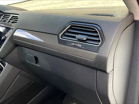 Certified 2022 Volkswagen Tiguan SE w/ Panoramic Sunroof Package image 16