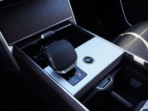 Used 2025 Land Rover Range Rover SE image 53