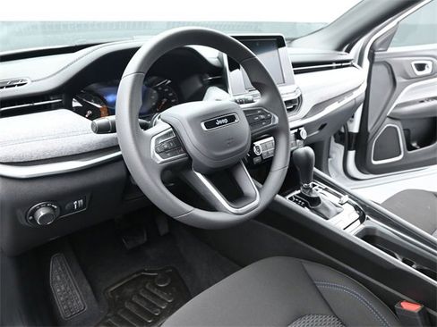 Used 2025 Jeep Compass Sport image 23
