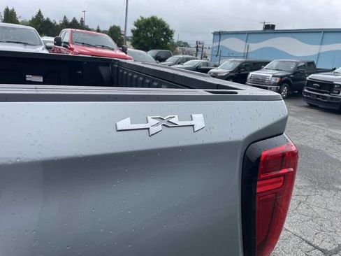 Used 2025 GMC Sierra 1500 SLT AWD/4WD image 14