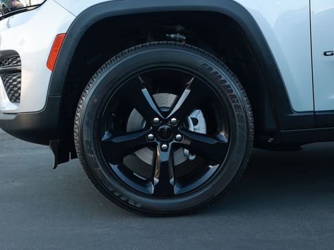 New 2025 Jeep Grand Cherokee Altitude image 8