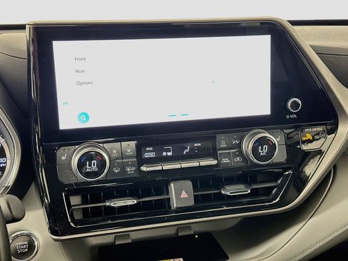 Used 2023 Toyota Highlander XLE FWD image 23