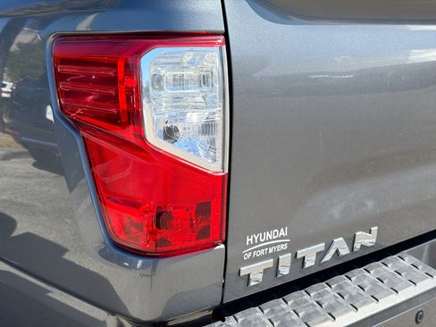 Used 2018 Nissan Titan SV w/ SV Convenience Package image 10