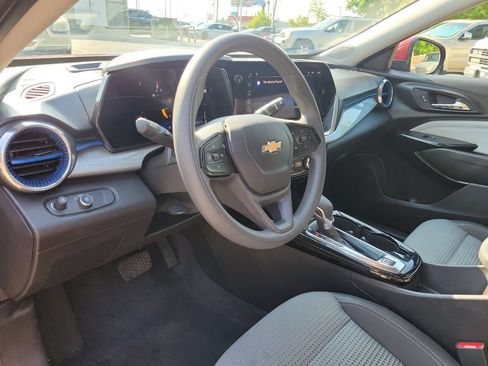 Used 2025 Chevrolet Trax LT FWD image 23