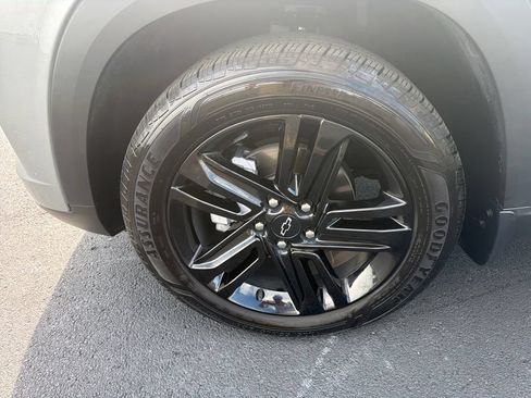 Used 2024 Chevrolet Trax ACTIV w/ Sunroof Package FWD image 2