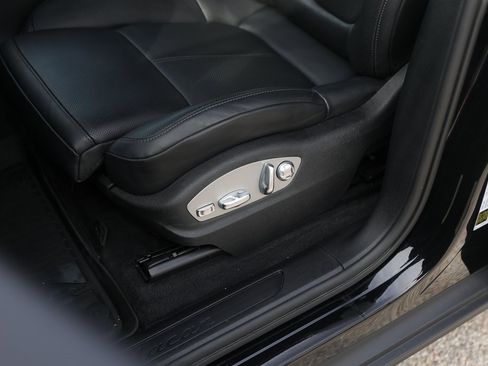 Used 2025 Porsche Macan image 8