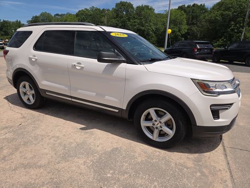 Used 2018 Ford Explorer XLT FWD image 4