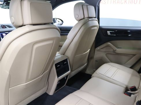 Used 2020 Porsche Cayenne image 12