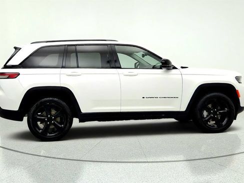 Used 2023 Jeep Grand Cherokee Limited w/ Black Appearance Package AWD/4WD image 4