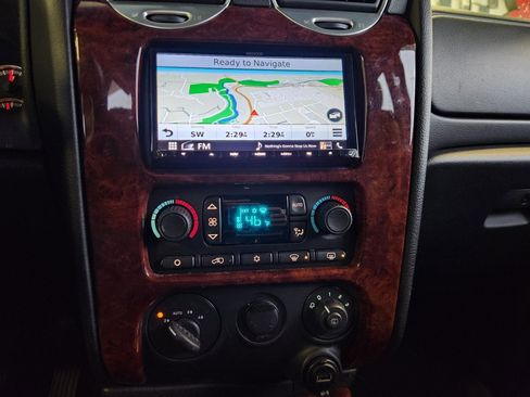 Used 2009 GMC Envoy Denali w/ Sun And 6-Disc Cd Package image 8