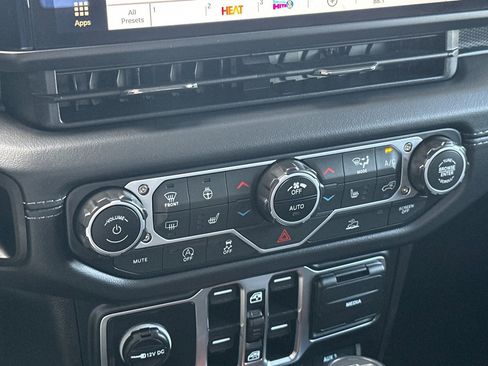 New 2025 Jeep Gladiator Mojave w/ Convenience Group image 19