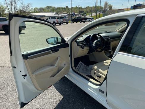 Used 2018 Volkswagen Passat 2.0T SE FWD image 14