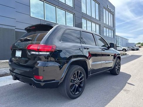 Used 2022 Jeep Grand Cherokee Laredo X AWD/4WD image 3