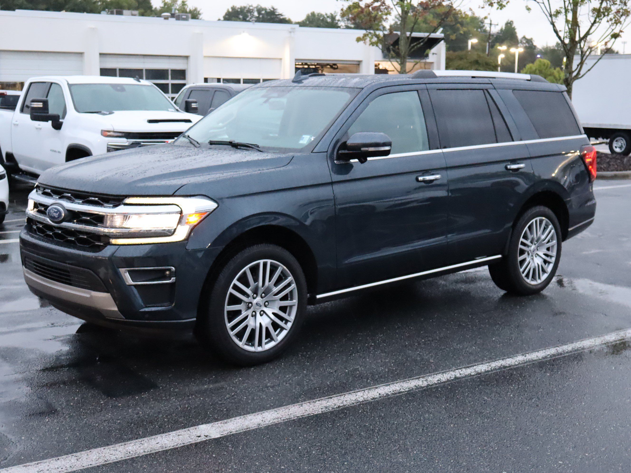 Used 2022 Ford Expedition Limited RWD image 16